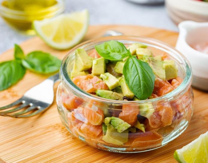 Recette de tartare au saumon, avocat et Tapenade noire